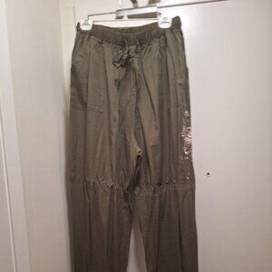 ARMY GREEN COTTON PANTS.